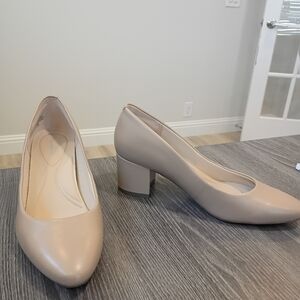 NWOT Easy Spirit Beige Block Heel Pumps Size 8.5